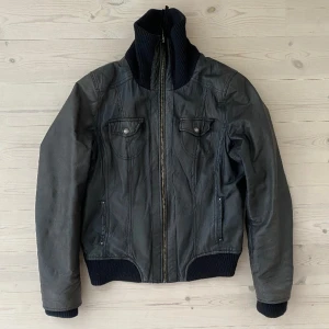 Vintage läderjacka äkta läder 90s - Supersnygg läderjacka i äkta läder! Står storlek 40 men passar mer som M 💋