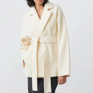 KAPPA GINA - Jättesnygg kappa från gina, använd endast en gång och säljer pga att jag köpte den för att jag trodde jag hade tappat bort min andra men hittade den sen ändå... nypris 699  färg krämvit/beige, skickar fler bilder privat om önskas