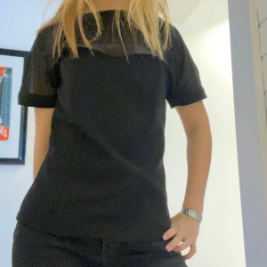 Fest topp - Topp från Daisy Grace som passar både till fest och vardag! Något stor på mig som vanligtvis har storlek S. Knappt använd 🥰🥰