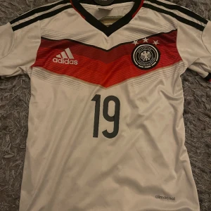 Fotbollströja  - Götze fotbollströja för barn i storlek 128!