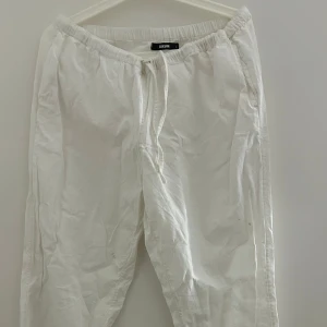 Linnebyxor  - Väldigt fina och sjukt bra längd på dessa byxor, köpt på bikbok använd 2-3 gånger. Dom stryks och tvättas innan dom blir skickade 