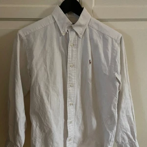 Ralph lauren skjorta - Hej! Säljer nu min polo skjorta då den är för liten, den är i riktigt bra skick 9/10. Pris kan diskuteras vid snabb affär! Skriv vid frågor och annat!