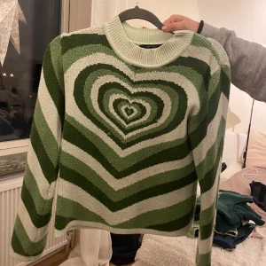 Tröja - Superskön och trendig tröja som köptes för ca 2 år sedan, har använts men ändå varit väl skött 😝