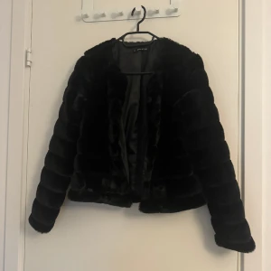 Lurvig jacka  - En lurvig jacka från SHEIN i storlek XS