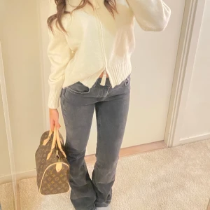 Svarta lågmidjade bootcut jeans  - Lågmidjade svarta bootcut jeans, strlk XXS men sitter mer som Xs, insydda i midjan för att passa bättre (3 bilden) är 155 och dem är väldigt långa. kolla gärna  in min andra annons på min profil för bättre bilder på jeansen🩷