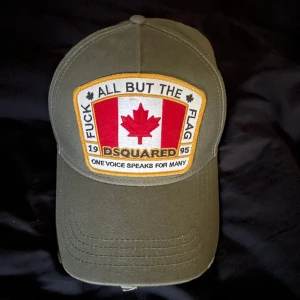 Keps - En DSQUARED2 keps i grön färg. Är helt oanvänd. Säljer den för 500kr. 