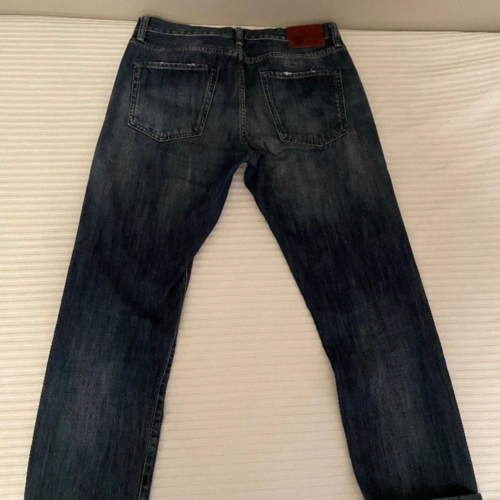 Premium jeans med selvage gjorda av ett svenskt märke i Italien.   Benlängd: 78 cm Midja: 33 tum Pris: 400 Nypris: runt 2200  Modell: M7 Tapered SLV Tvätt: Rinsed Material: 100% bomull. Jeans & Byxor.