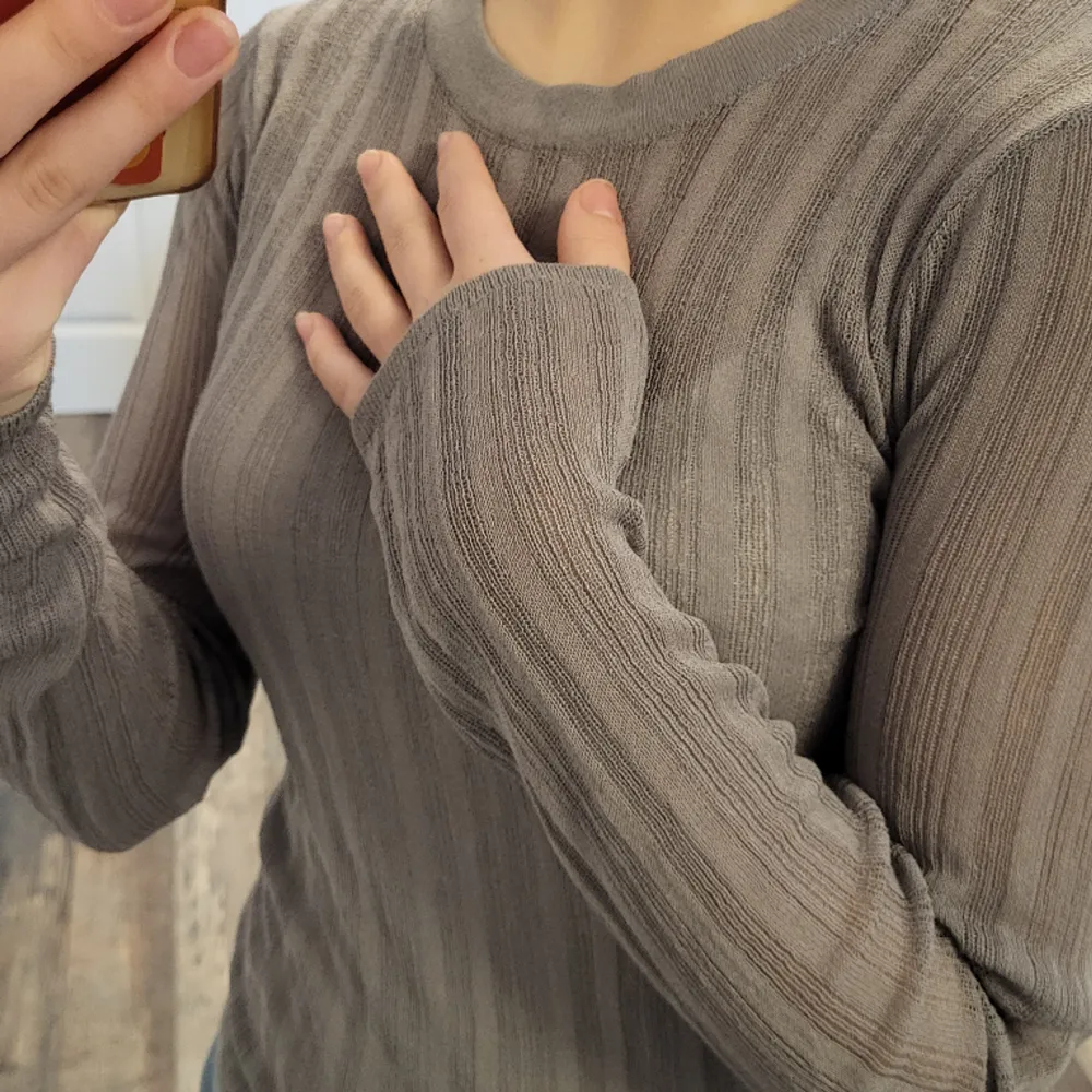 Grå tunn stickad tröja som är genomskinlig, jättebekväm men används inte så skicket är som nytt. Passar xs-m men står m. Från Zara ✨️. Tröjor & Koftor.