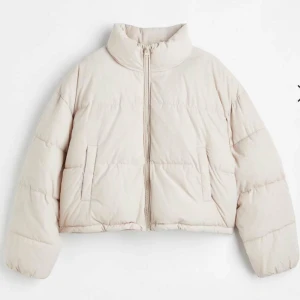 Pufferjacka stl L - • Oanvänd • Helt ny  • Storlek L • Tar Swish  • Köparen står för fraktkostnad (55kr)🩷  - Finns att hämta i Gävle.