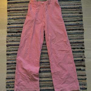 Ett par rosa byxor i manchester i storlek 36. 