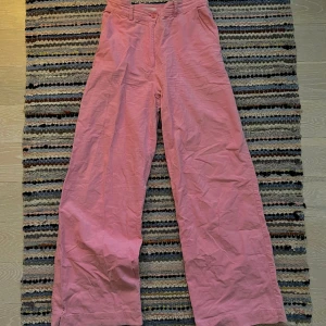 Rosa manchesterbyxor  - Ett par rosa byxor i manchester i storlek 36. 