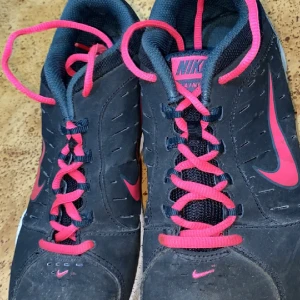 Skor  - Nike skor i storlek 39 använd i några gånger