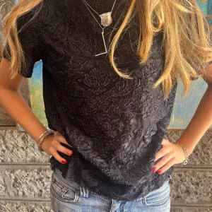 Fest topp - As cool svart t-shirt💗storlek S! Perfekt som fest topp eller att ha i skolan💕