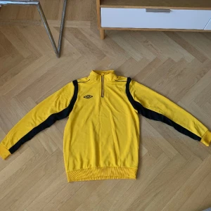 Tröja - Supersnygg gul tröja, storlek S men tror det är en herrtröja så den sitter snyggt oversized