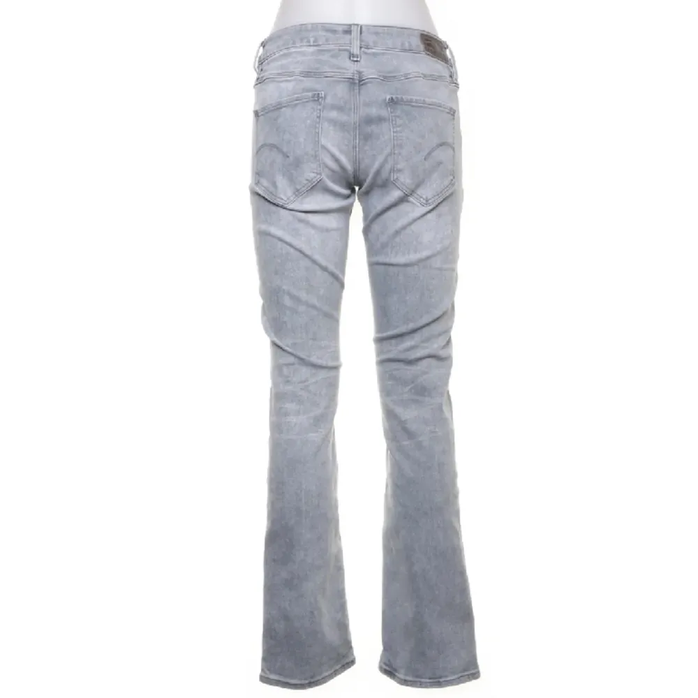 G raw star jeans från sellpy, säljer då de va för små för mig. Jättefin grå färg, flare/bootcut. Midjemått 37. Jeans & Byxor.