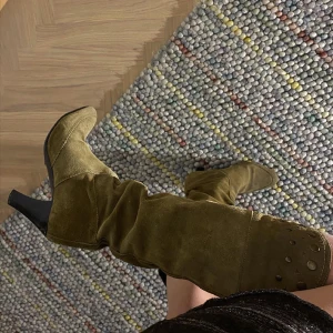 Gröna mocka boots - Såå snygga och bekväma mocka boots. Syns att dom är använda men i gott skick! 