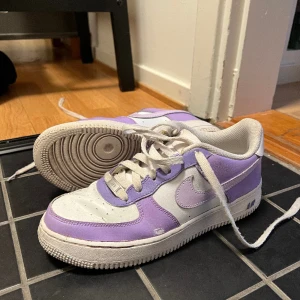 Custom Nike air force - Egenmålade lila Nike air force. Mest intressekoll, om någon vill köpa så kommer jag rengöra dem samt måla om det som är bortnött. 