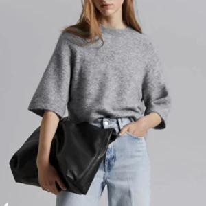 Grå stickad tröja - Stickad tre kvarts ärmad SÅLD