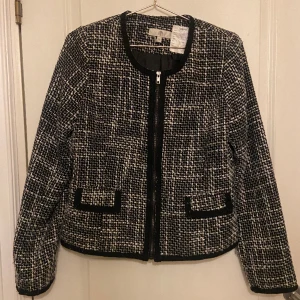 Kofta - En superfin kofta som inte kommer till användning längre. Passar storlek xs-m. Köparen står för frakten🥰