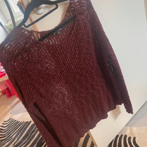 Stickad tröja  - Storlek 40/42 från Kappahl. Bra skick, lite tunnare 
