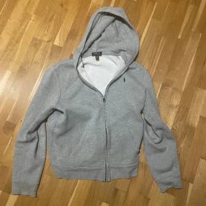 Polo tröja - En polo tröja använd kanske 10 gånger bra sick priset är inte skrivet i sten. storlek XL  i barn det är samma som XS