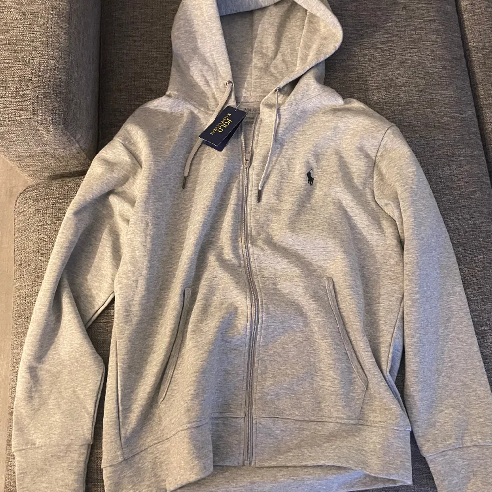 Polo Ralph lauren zip hoodie i ett ny sick i färgen grå skriv om du har frågor den är även i storlek M. Hoodies.