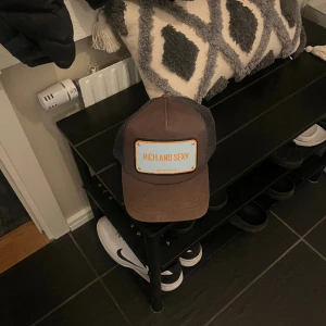 John hatter keps  - John hatter keps med citat ( Rich and sexy). Nypris är 1000kr och är inköpt på season man på a6 i Jönköping. Kartongen medföljer och även en påse som kepsen ska ligga i.