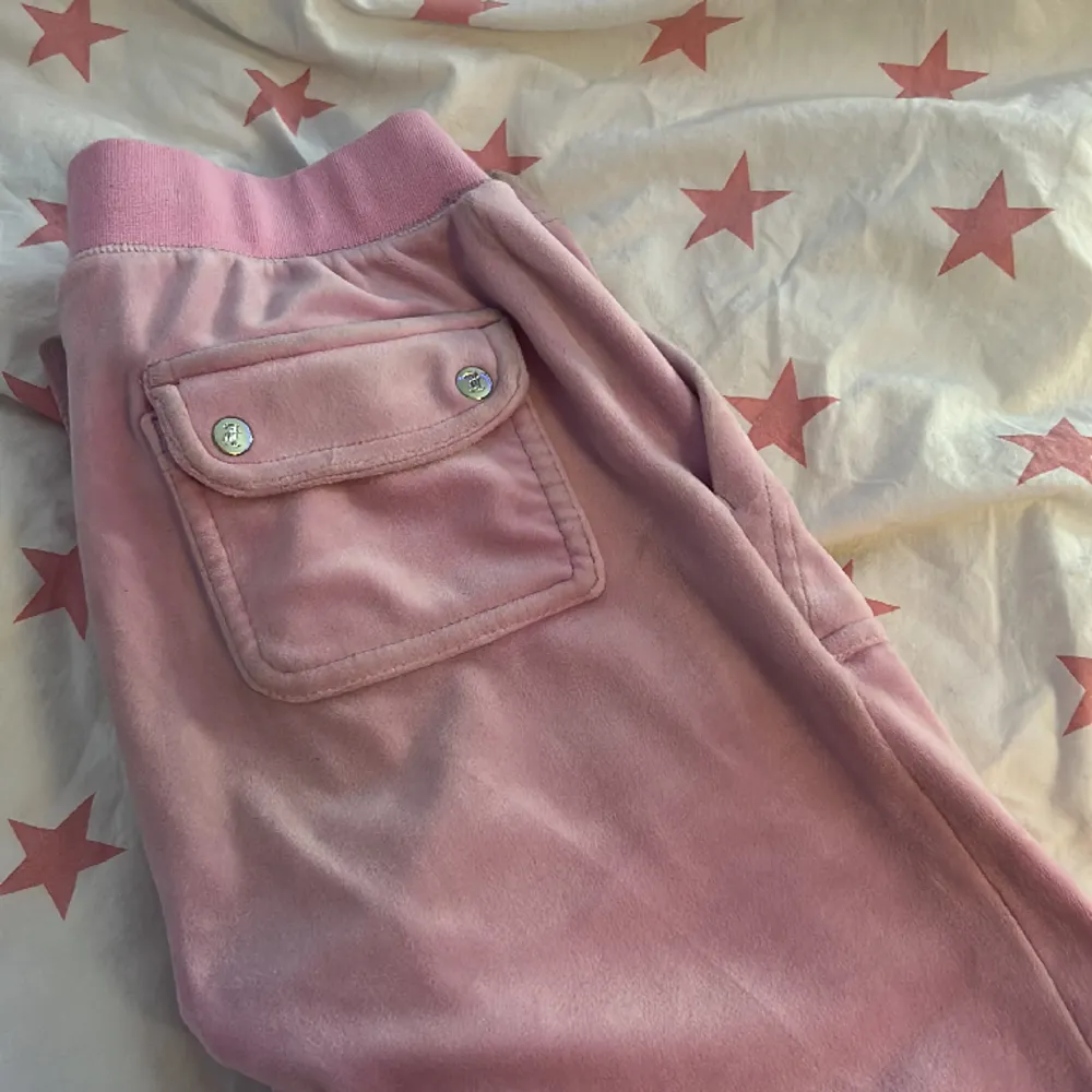 Säljer ett par jätte fina rosa juicy byxor från Nelly i storlek xxs. tvättas innan dom skickas vid köp. Jätte fint skol och inga skador, står inte för frakt kontakta privat för mer bilder!. Jeans & Byxor.