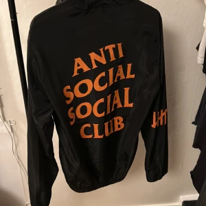 Anti social social club windbreaker - Säljer denna feta assc windbreaker. Skicka 8/10. Retail pris cirka 2200kr. Mitt pris 1199kr. 