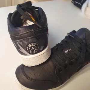 Nike Jordan skor i strl 35,5 Innermått 22,5cm  - Mycket fint skick, äkta läder  Sparsamt använda dock en ytlig  repa framtill på  fotryggen ,annars fina och praktiska,slitstarka   Djur-och och rökfritt hem  Tveka inte att höra av dig vid några detaljfrågor 