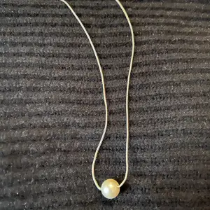 Halsband med en pärla från pilgrim 