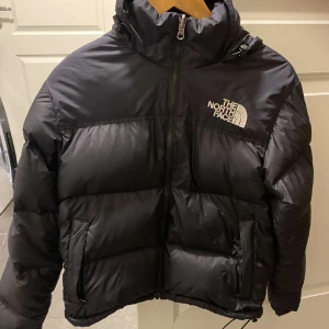 north face jacka - säljer min north face då den inte används mer❤️storlek M men mer som en S. Fint skick dock jätte liten fläck på ryggen som är på tredje bilden. ❤️