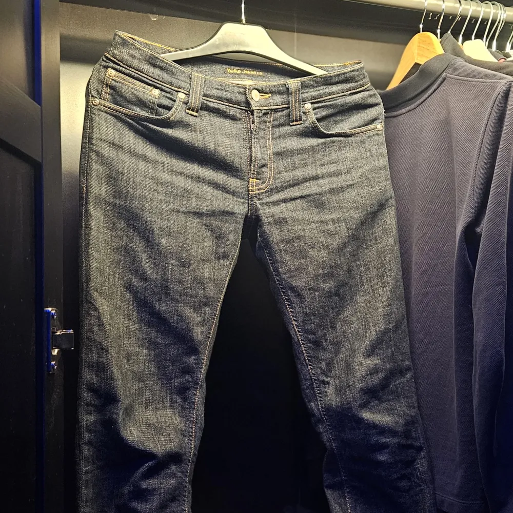 Ett par schyssta nudie jeans som är i en väldigt mörk blå färg med orange gula styngn W//29 L//32 🤩💯 pris kan diskuteras vid snabb affär som vanligt . Jeans & Byxor.