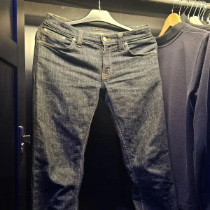 Nudie jeans  - Ett par schyssta nudie jeans som är i en väldigt mörk blå färg med orange gula styngn W//29 L//32 🤩💯 pris kan diskuteras vid snabb affär som vanligt 
