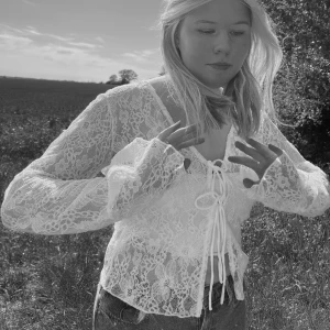 Topp - Skitsnygg topp från Gina tricot, men säljer eftersom den inte kommer till så mkt användning. Hoppas att nån annan kan få nytta av den🥺 jättefin  Har vanligtvis S-M men denna är i L då jag ville att den inte skulle sitta tight :) 