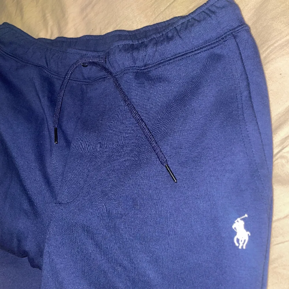 Navy blå polo tracksuit byxorna storlek L säljes pga passformen på mig aldrig använt förutom testat, har bara ruttnat i garderoben kom dm för mer info. Jeans & Byxor.