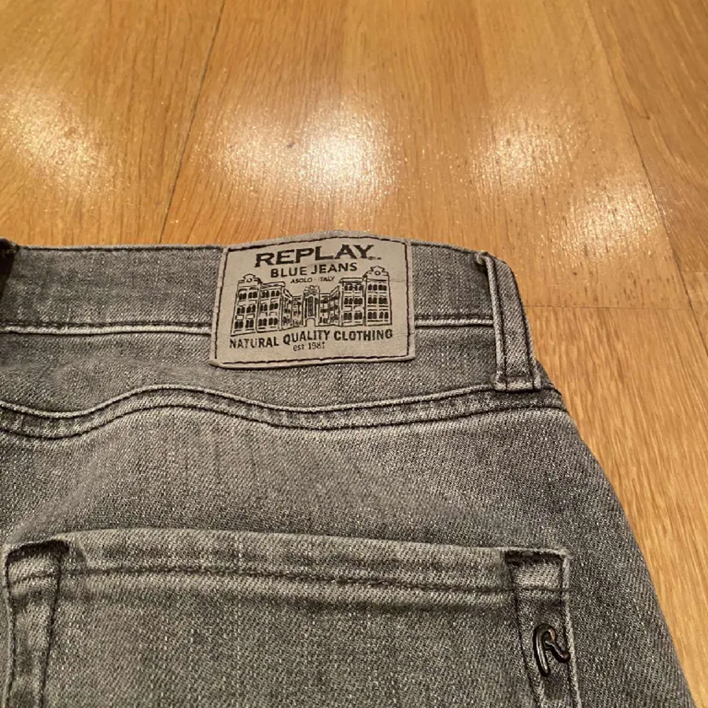 Säljer nu mina gråa Reaplay jeans. Model thad i storleken 150cm 12år. Toppskick andvända cirka 6-7 gånger så de är som nya. Möts ej upp men fraktar och kan hämtas upp. Nypris 750kr köpta från kidsbrand store⚡️🤝. Jeans & Byxor.