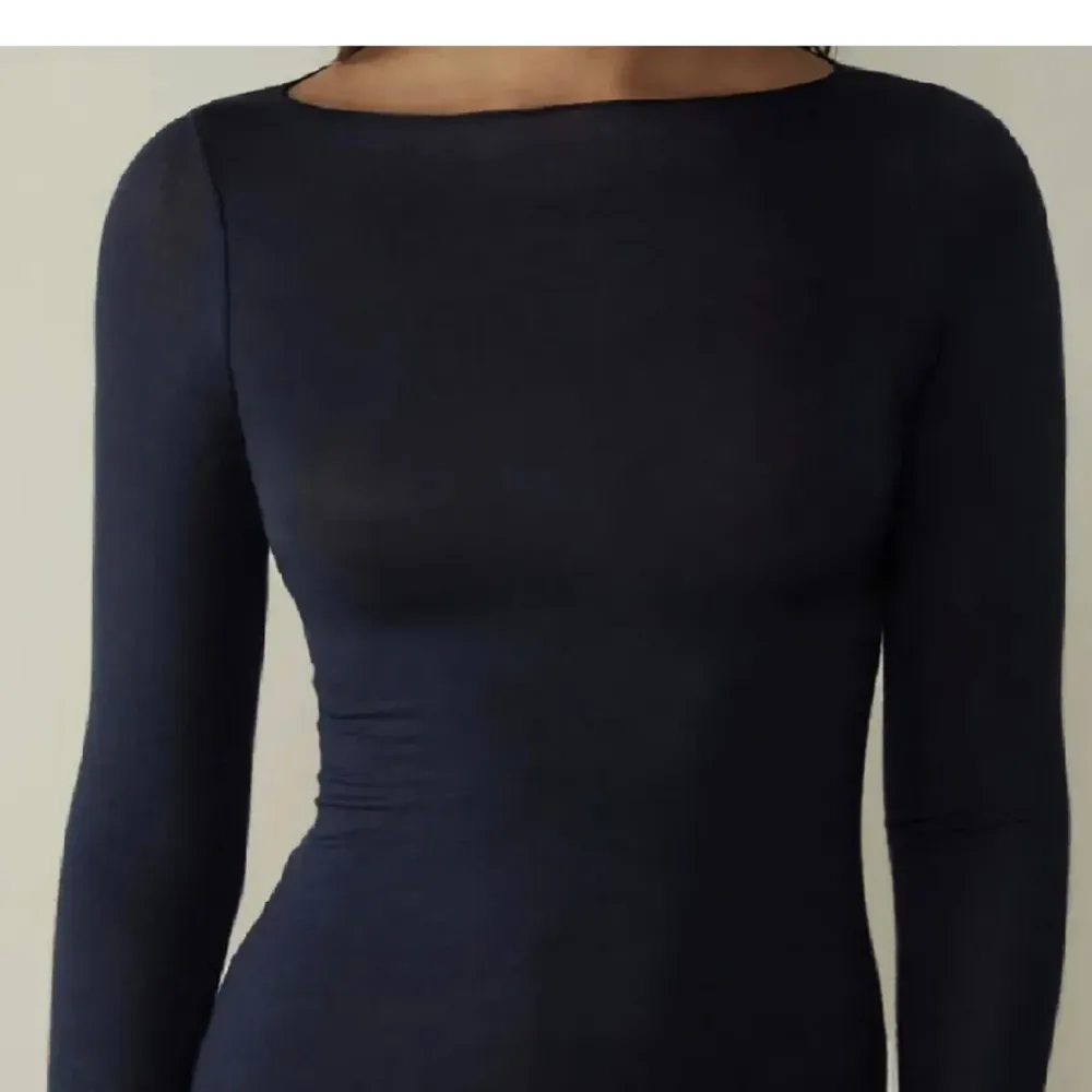 Mörk blå intimissimi tröja som inte kommer till användning. Den har ett litet hål på armen därav priset, syns inte när man har på sig den❤️. Blusar.