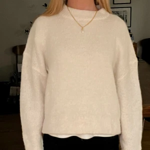 stickad tröja  - Varm och mysig stickad tröja. Är uppsydd längst ner då den var för lång😊
