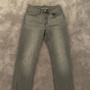 Levis 501 - Säker nu ett par supersnygga Levis 501 i storlek: W:26 L:30 till ett dunder pris! Jeansen är i nyskick, endast använda två gånger- inga defekter. Vid frågor är det bara att skriva!
