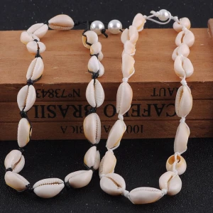 Choker Halsband med vita Snäckor  - Längd 44cm  99kr/st