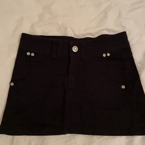Svart lågmidjad jeans kjol - Säljer denna svarta lågmidjade kjolen då den inte kommer till användning. 