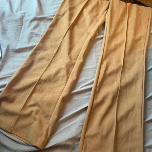 Byxor - Kostymbyxor och läder/skinnbyxor i storlek S/XS. Knappast använda något av dem. 