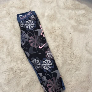 Nike PRO leggings  - Nya Nike PRO kvarts leggings junior strl M