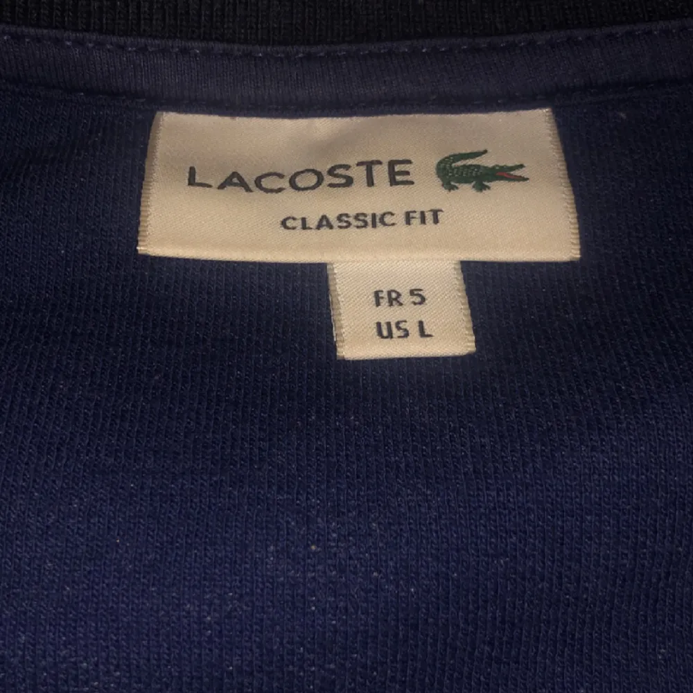 säljer min Lacoste piké.inget kvitto tyvärr, Lacoste påse ingår . Ny pris 1600kr . T-shirts.