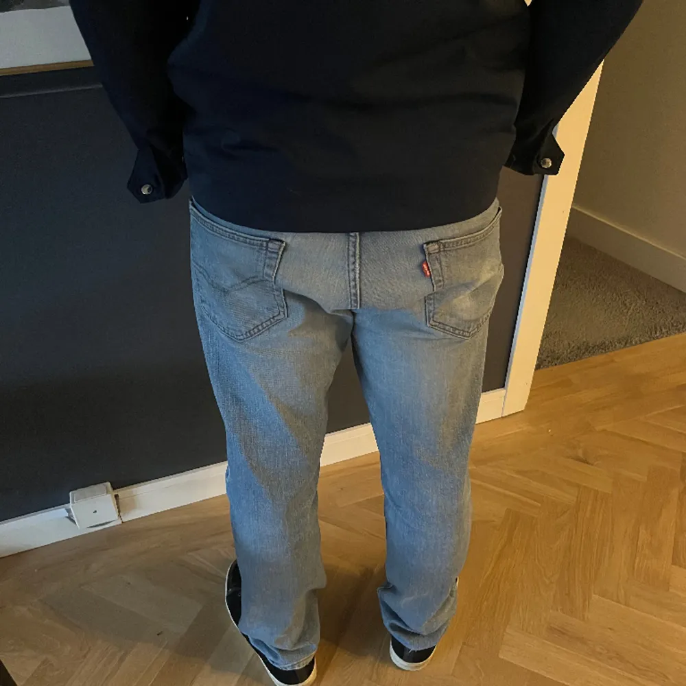 Riktigt sköna Levis jeans 511, bra passform, säljer pga förstora, vad snabb affär kan gå ner i pris. Jeans & Byxor.
