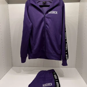 Hoodrich set  - Tjena!  Säljer mitt hoodrich set. Använd ett antal gånger men i fint skick. Lite svart färgstänk på tröjan men inget som syns tydligt! Kan även sälja styckvis och då pratas pris privat!  Pris kan diskuteras. POSTAR ENDAST!