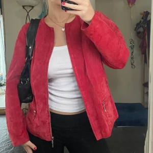 Vintage röd jacka - Supersnygg vintage röd jacka köpt på secondhand, mycket bra skick. Sitter som en oversized M💕