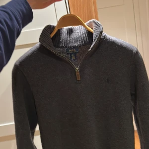 Ralph lauren Half zip - Tjena jag har nu växt ur denna feta grish tröjan. Släpper den billigt för bara bli av med den.