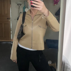 Beige skinnjacka - Beige skinnjacka från Vero Moda men köpt på sellpy, mycket bra skick!💕